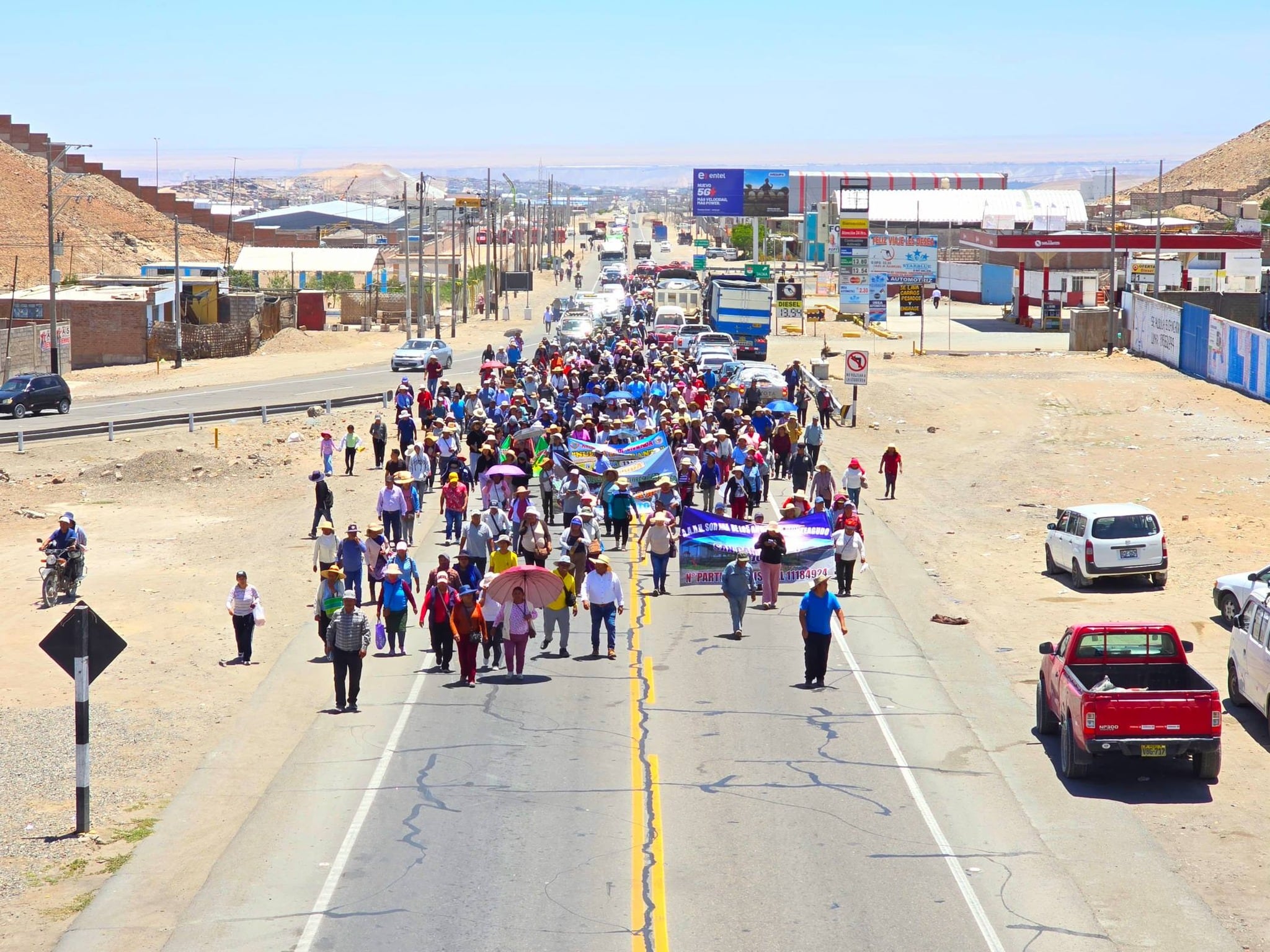 Pobladores de La Joya bloquean la Panamericana Sur por falta de agua (FOTO: Difusión)