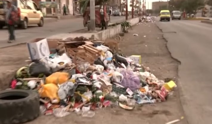 Gran cantidad de basura acumulada por las calles. (Foto/Captura: 24 Horas)