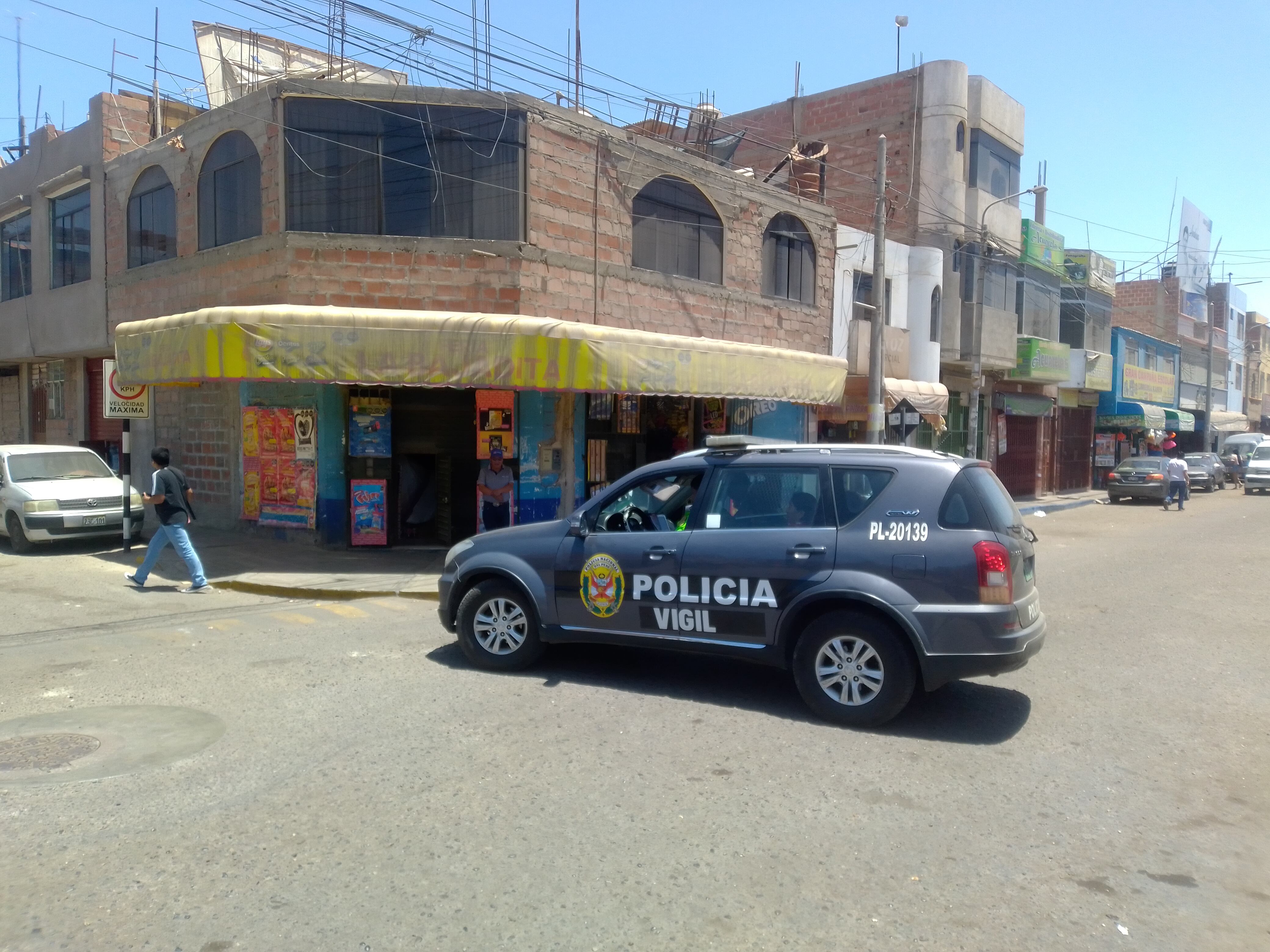Efectivos recogieron la denuncia de las comerciantes afectadas sobre robo efectuado en la pequeña galería. (Foto: Adrian Apaza)