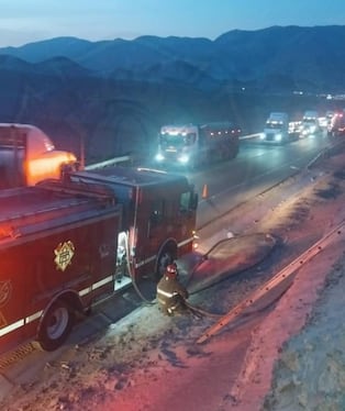 Bomberos acudieron al accidente donde falleció el conductor en la Vía Cerro Verde