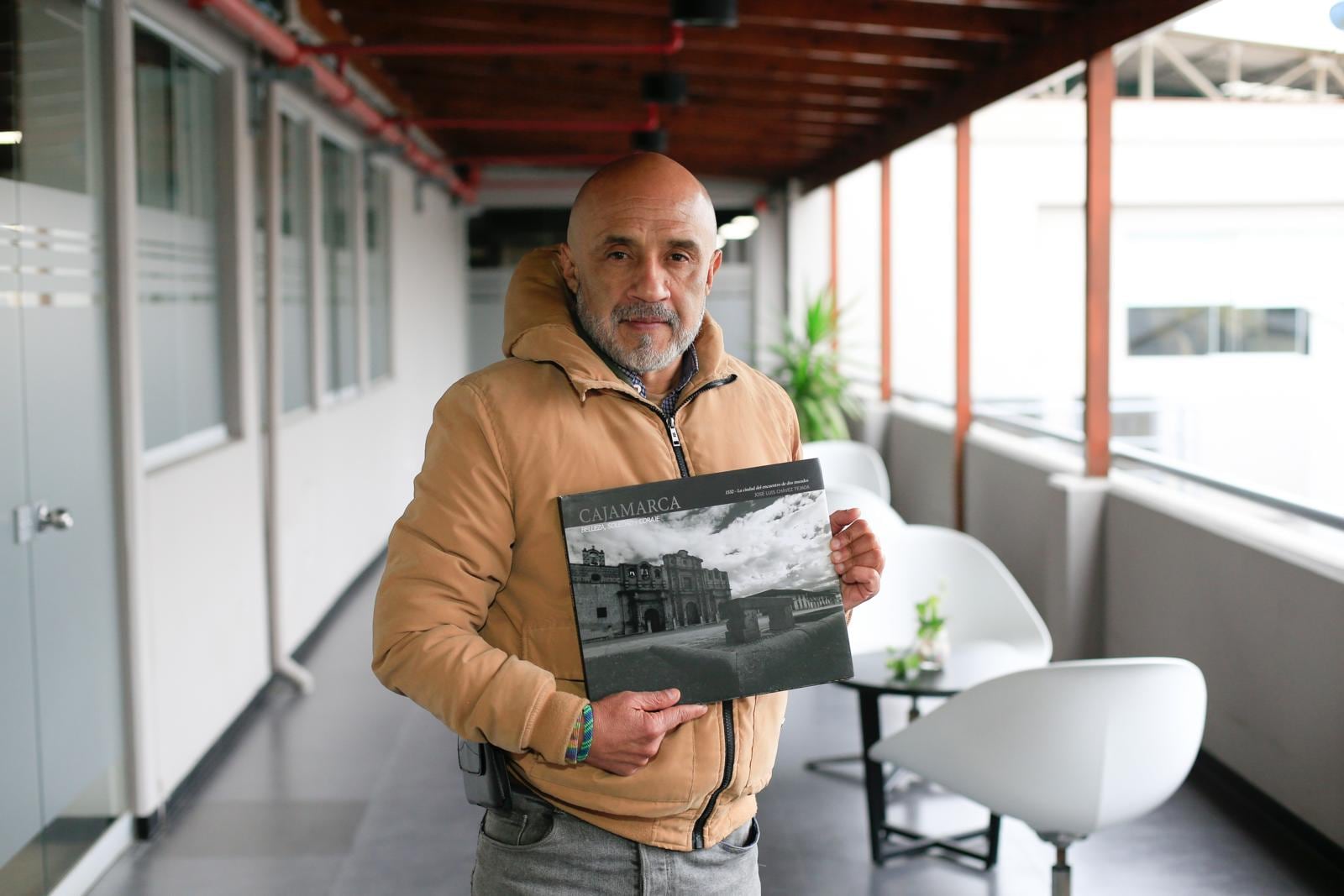 El artista cajamarquino José Chávez Tejada presenta su exposición fotográfica “Cajamarca belleza, soledad y coraje”. Foto: César Bueno /GEC