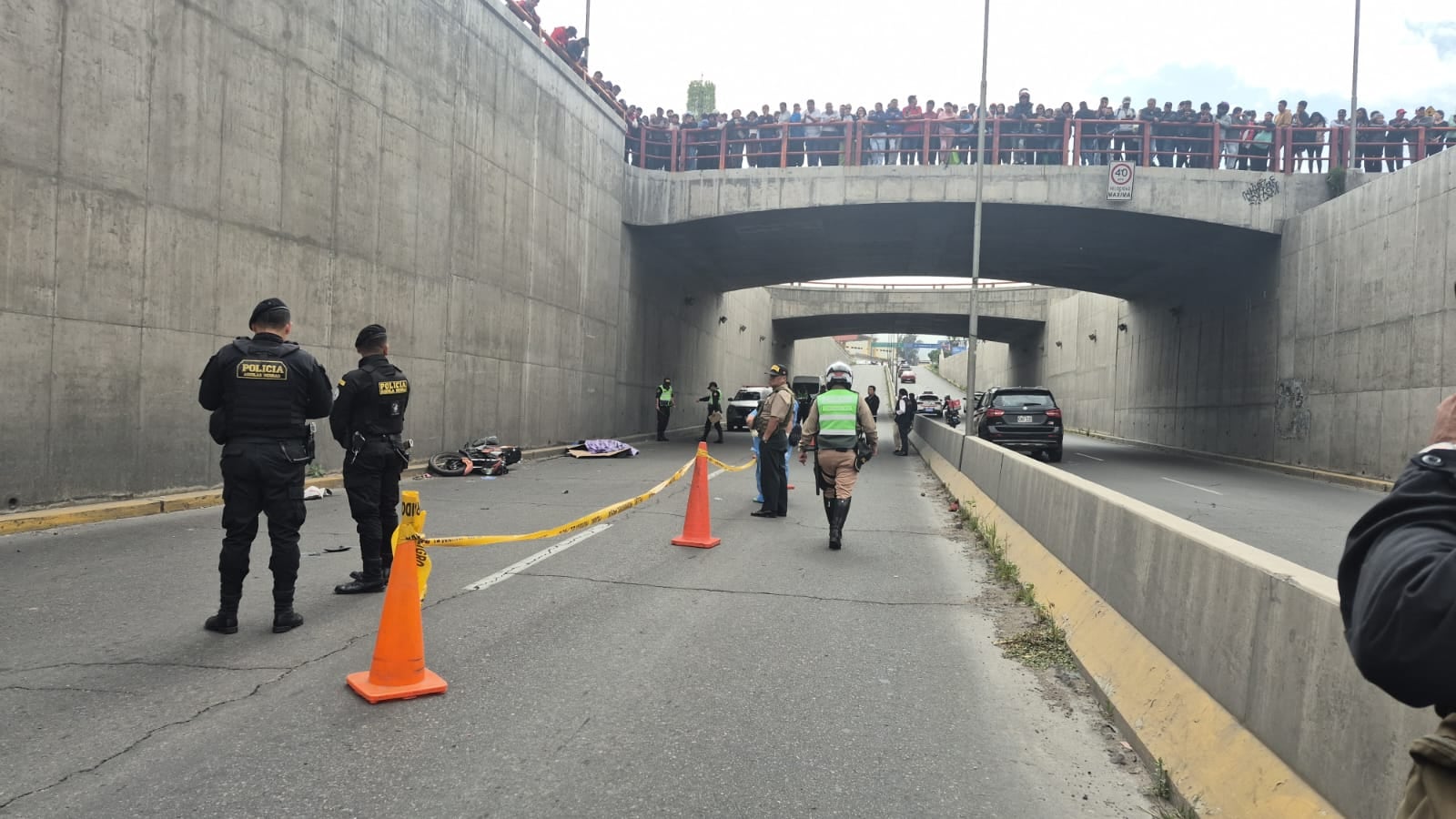 Dos fallecidos por el choque de motociclista con un camión volquete en la Av. Venezuela en el Cercado de Arequipa (Foto: Pedro Torres/@photo.gec)
