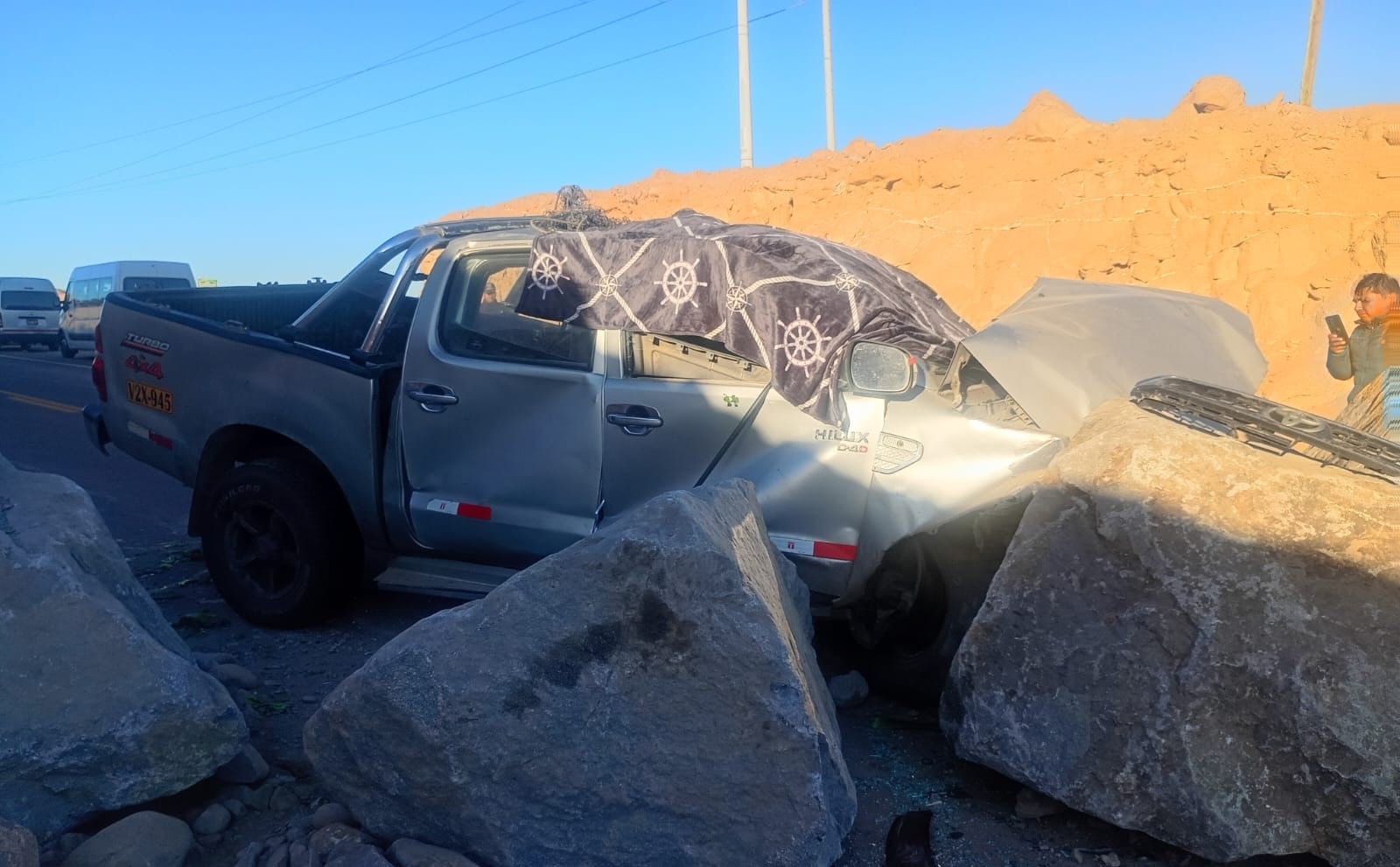 Camioneta que se dirigía de Tacna a Moquegua se estrelló con roca grande en la Panamericana Sur