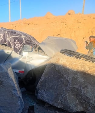 Camioneta que se dirigía de Tacna a Moquegua se estrelló con roca grande en la Panamericana Sur