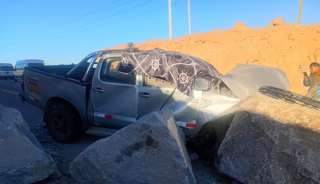 Camioneta que se dirigía de Tacna a Moquegua se estrelló con roca grande en la Panamericana Sur