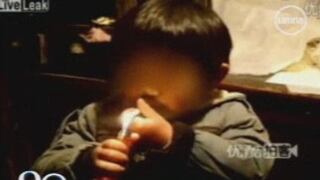 Padres graban a su hija de tres años fumando