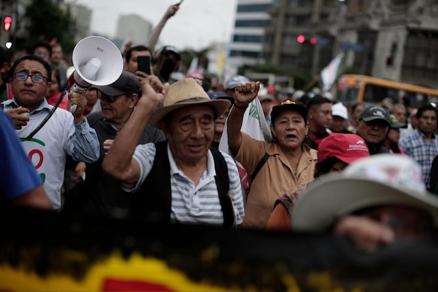 Marcha convocada por Juntos por el Perú se desarrolla bajo estricto resguardo policial