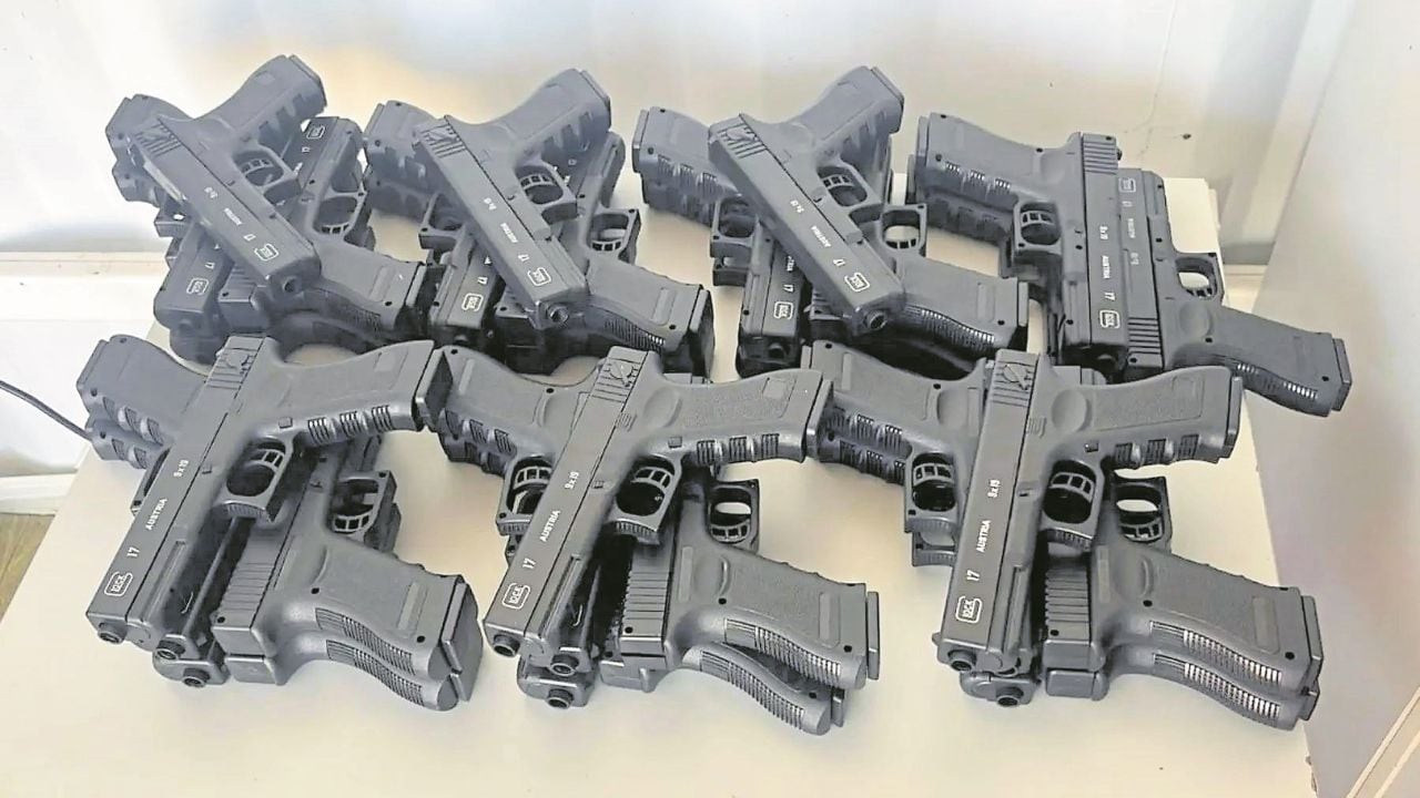 En el control aduanero de Carpitas, en Tumbes, se intervino un camión de carga con una encomienda en la que se había camuflado 80 imitaciones de armas de fuego y a un ómnibus interprovincial en la que tres pasajeros llevaban entre sus equipajes otros 180 de estos aparatos. Ambas unidades venían a La Libertad.