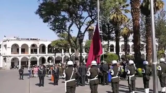 Bandera de Arequipa se cae cuando alcalde Víctor Hugo Rivera la izaba en la Plaza de Armas (VIDEO)