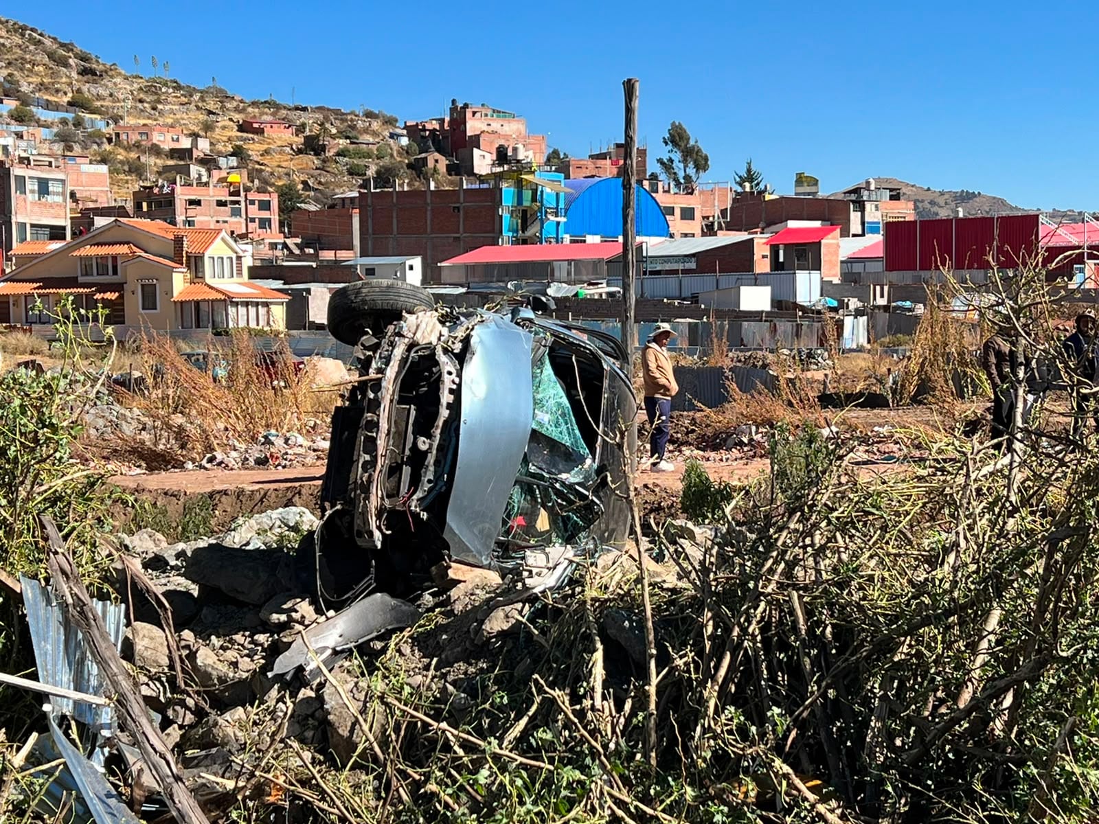 Puno: Policía pierde la vida tras despiste y vuelco de su vehículo en la avenida Costanera Sur. Foto: Correo.