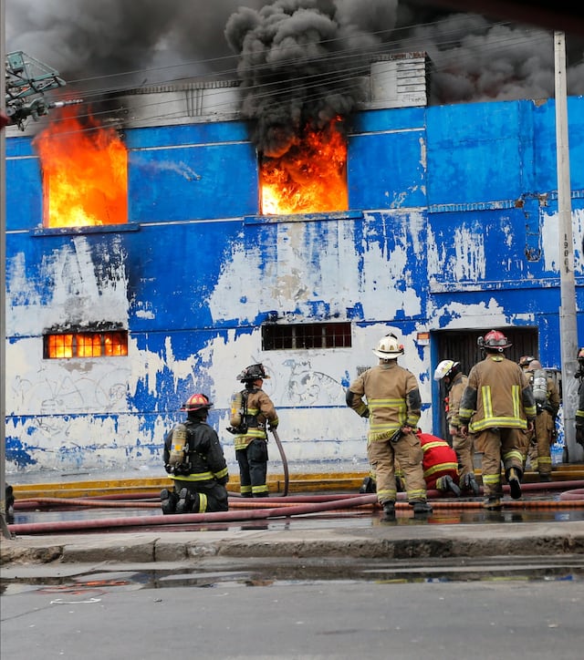 Cercado de Lima: Voraz incendio en almacen de plásticos fue controlado por los bomberos