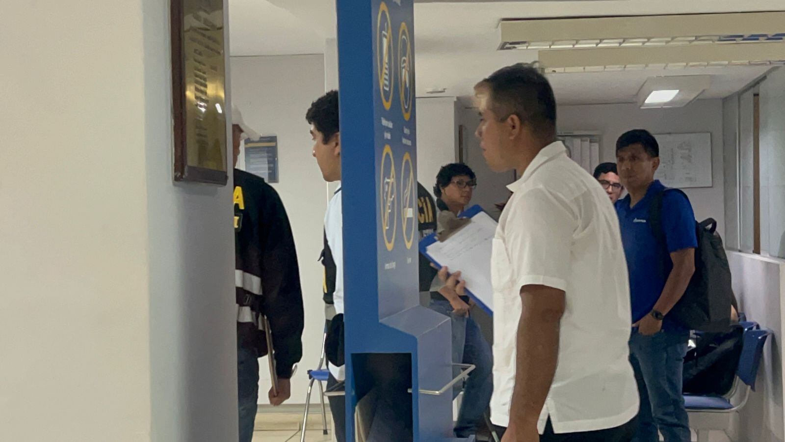 Los hampones secuestran al administrador para obligar al personal a que abra la bóveda. En su huida arrojan fajos de billetes