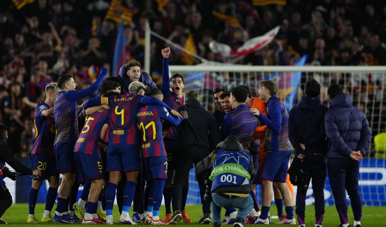 Los jugadores y el técnico del FC Barcelona celebran su victoria en el Camp Nou. EFE/Alejandro García.