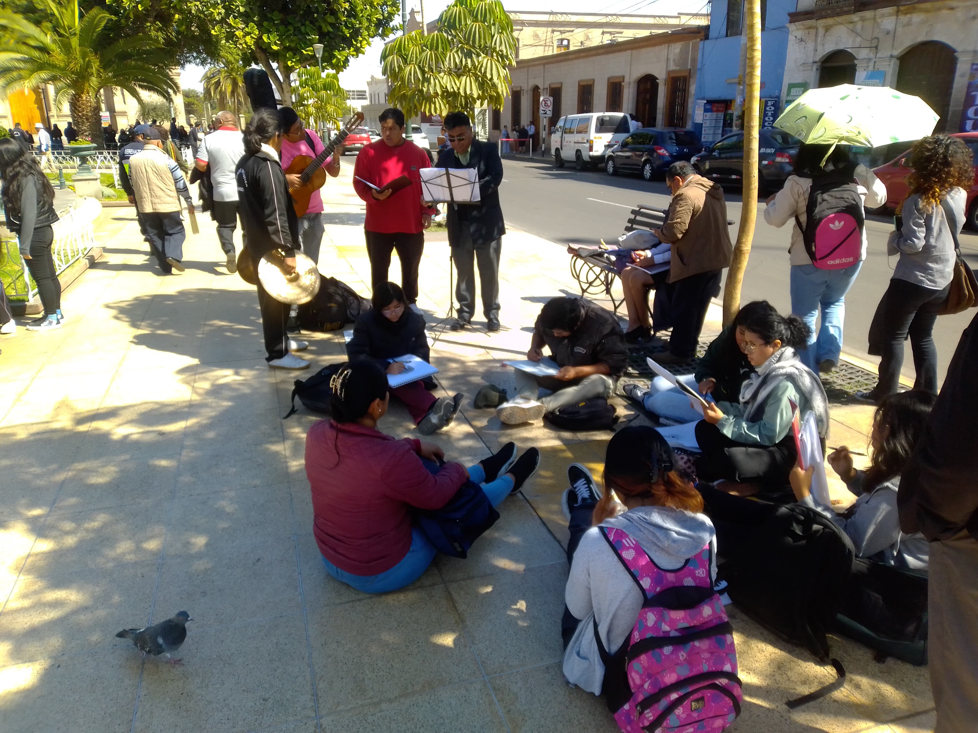 coparon el atrio de la Catedral, bancas, glorietas y otros espacios del Centro Histórico de Tacna. (Foto: Adrian Apaza)