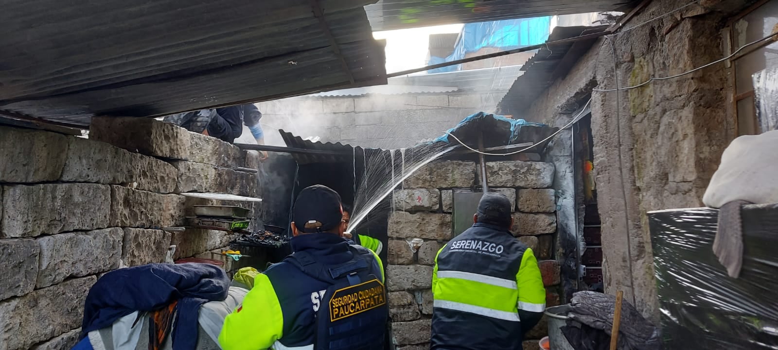 Serenos acudieron a apagar el fuego registrado en la zona de Leoncio Prado en el distrito de Paucarpata