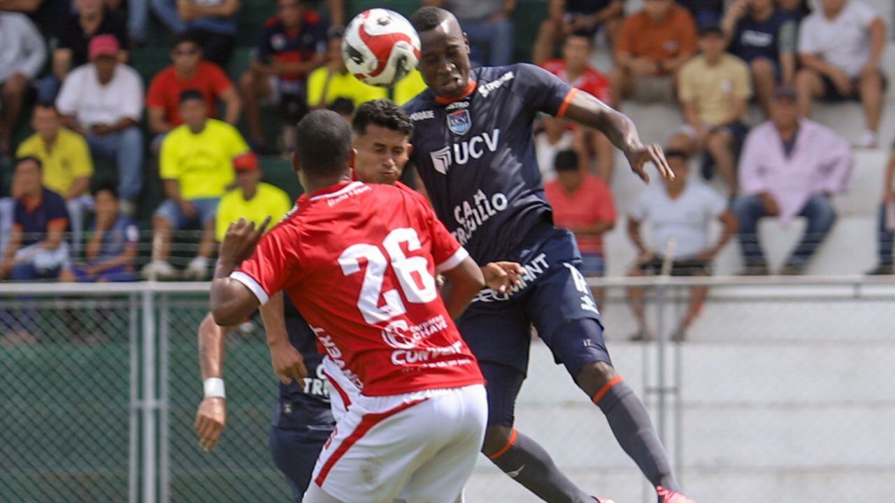 Yorleys Mena luchando un balón con la defensa de Unión Comercio. (Foto: Club UCV)
