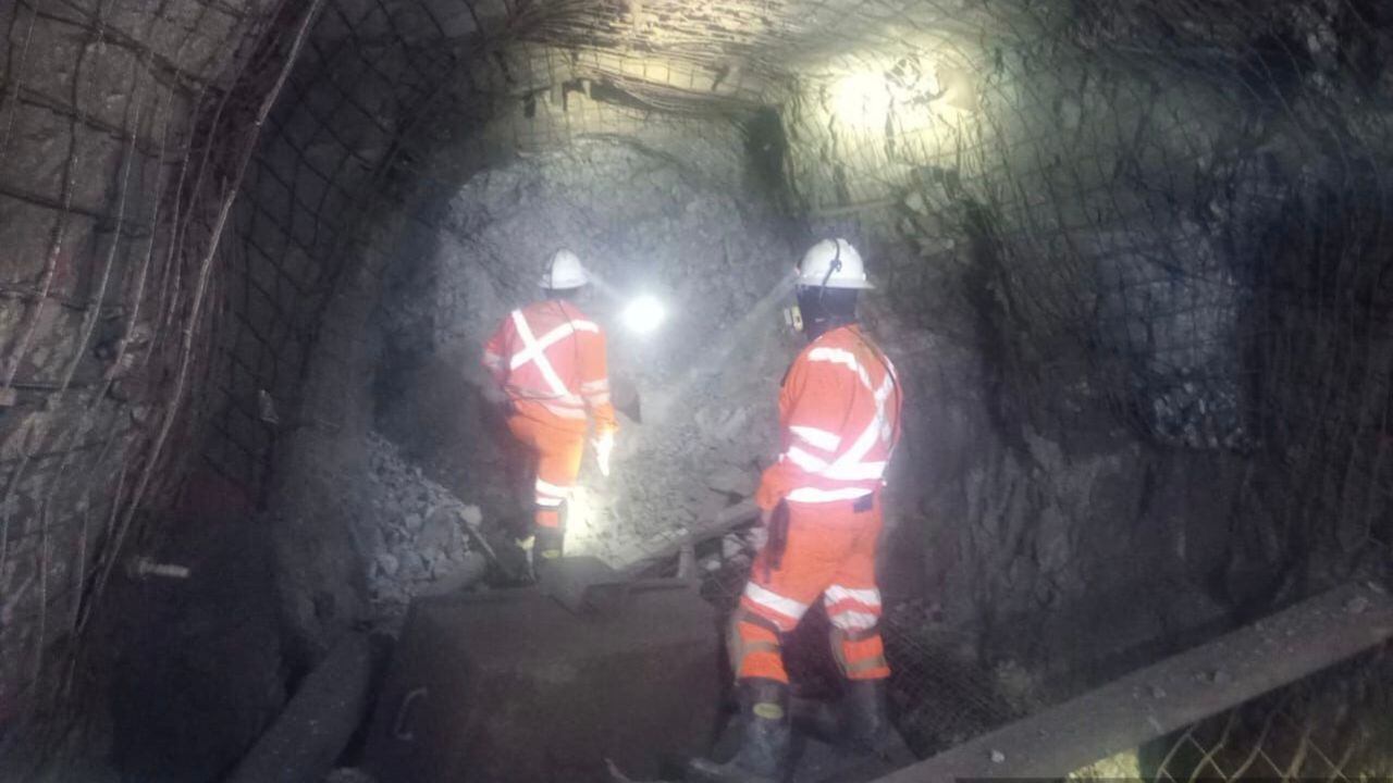 Ingresaron fuertemente armados a las instalaciones situadas en la provincia de Pataz e hirieron a tres agentes de seguridad. Además, tomaron como rehén a trabajador.