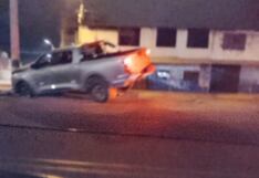 Piura: Chofer se salva de morir luego que camioneta chocó contra muro y poste