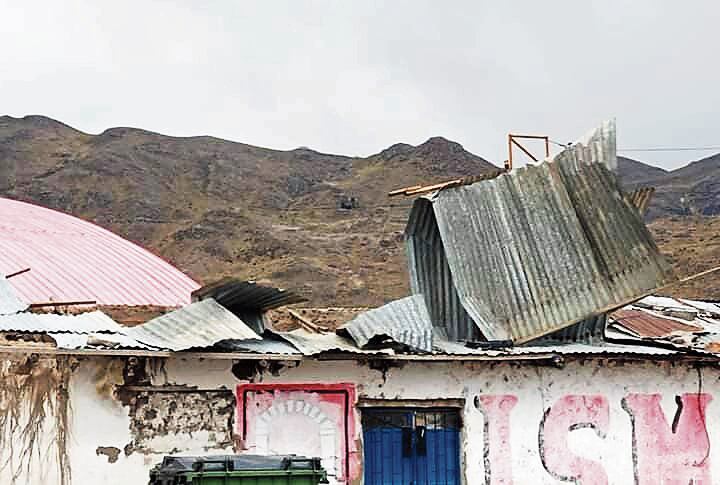 Calaminas terminaron dobladas en vivienda. (Foto: GEC)