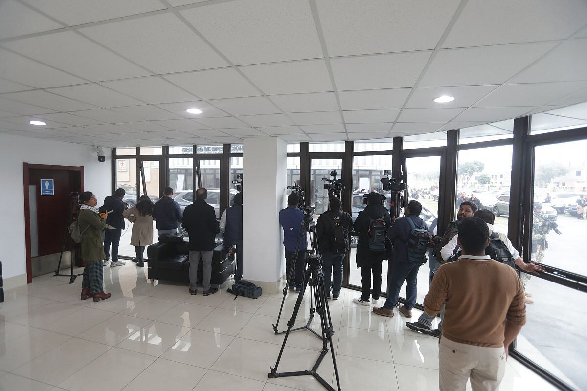 Los periodistas no tuvieron acceso a los espacios donde estuvo Dina Boluarte en el simulacro de este 31 de mayo. (foto: Alessandro Currarino / @photo.gec)