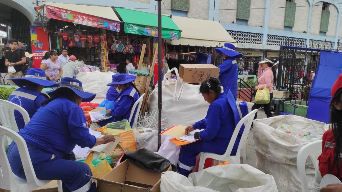 Campaña de reciclaje en mercado San Camilo. GEC.