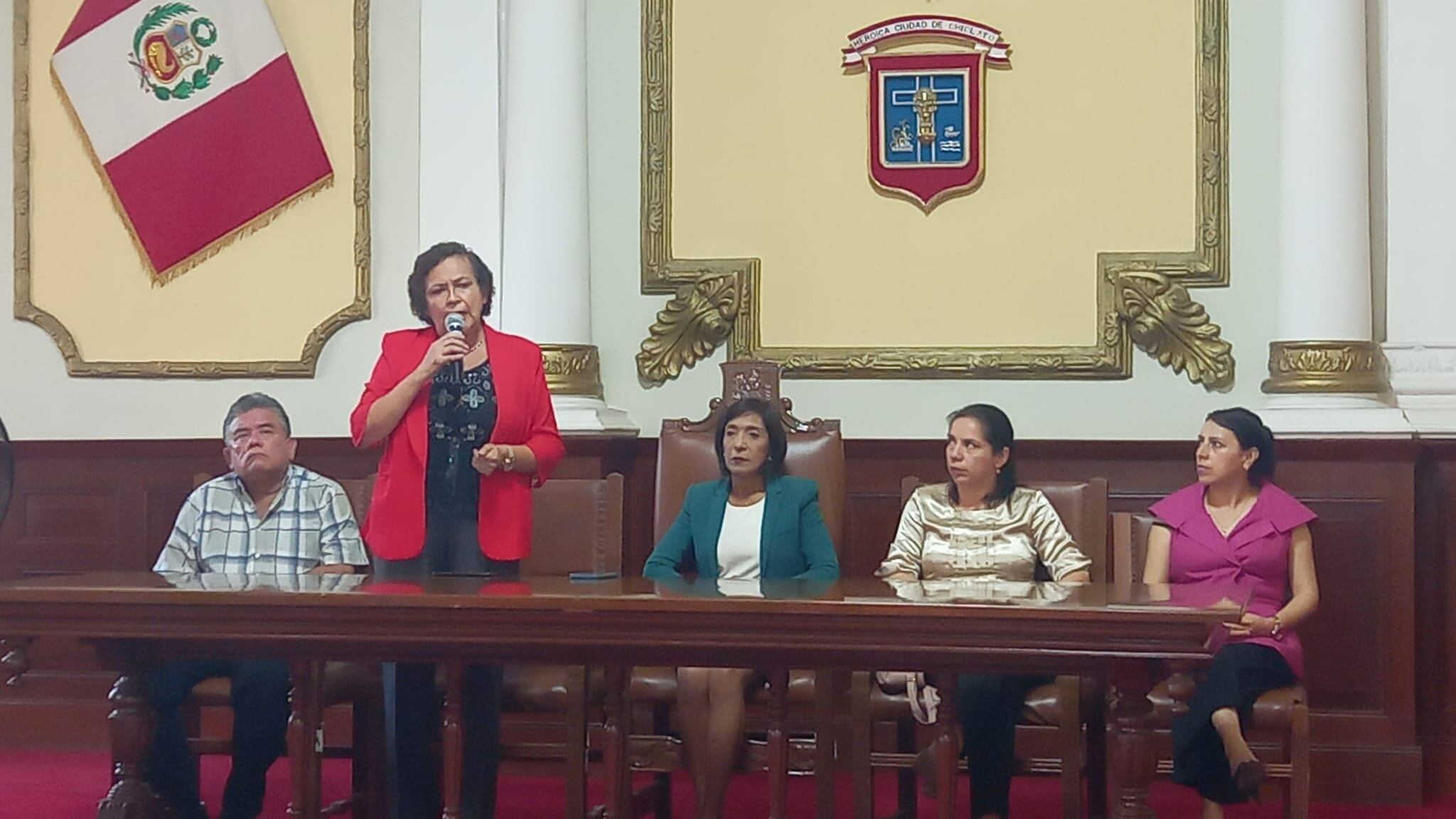 Alcaldesa Janet cubas demandó el mayor esfuerzo a su flamante gerente municipal.