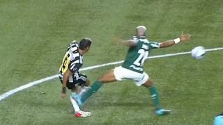 Danilo vio la roja por cometer una fuerte entrada contra Matías Zaracho en el Palmeiras vs. Atlético Mineiro