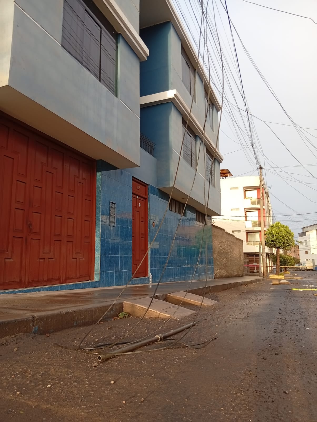 Cables de red pública colapsaron ante temporal en Tacna. (Foto: Adrian Apaza)
