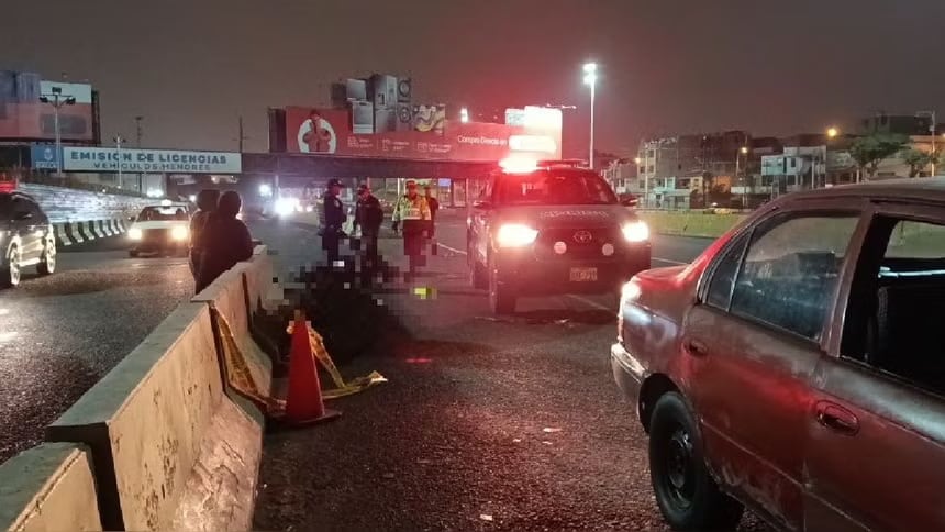 El accidente ocurrió cerca del cruce con Morales Duárez. La víctima cayó al pavimento tras ser impactada por un vehículo. Ministerio Público ordenó el levantamiento del cuerpo. (Foto: RPP)