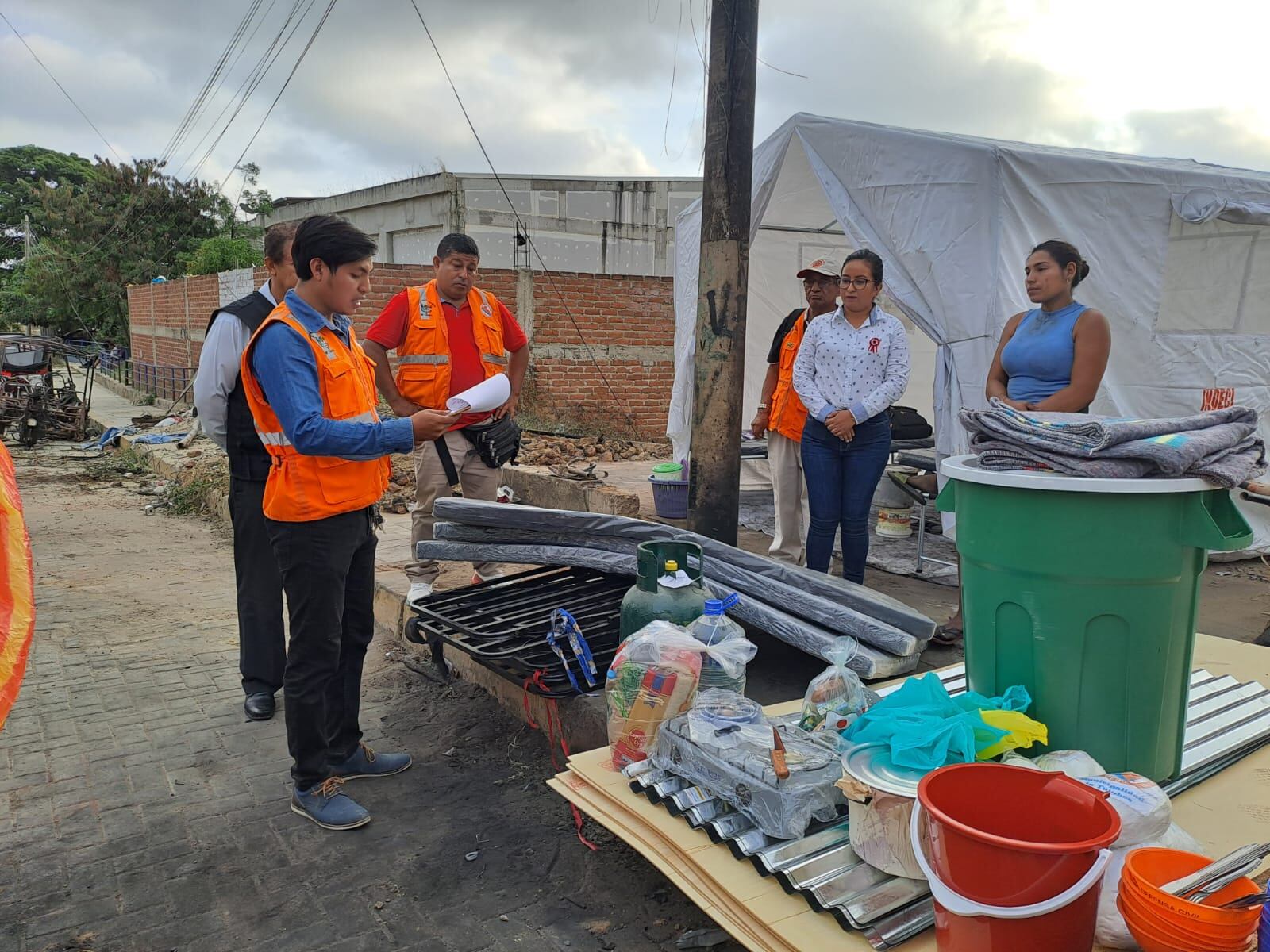 Entre los donativos figuran calaminas, listones, triplay, cocinas, ollas, víveres, carpas y colchones, entre otros