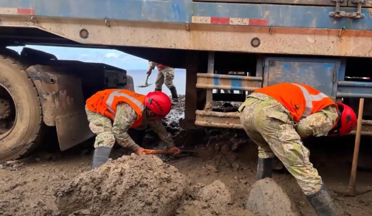 Ejército del Perú apoya en la liberación de camiones que quedaron atrapados por el huaico en la Panamericana Sur, en el tramo Atico-Ocoña, Arequipa. Foto: Tercera División del Ejército.