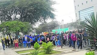 Universitarios protestan por demoras en licenciamiento