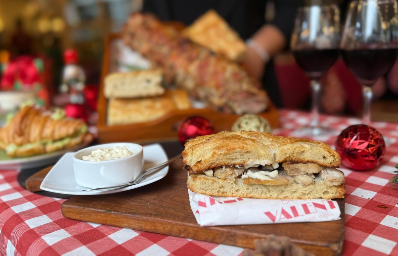 La cocina italiana suma una nueva presencia en la mesa navideña limeña con la porchetta con crescia, preparación típica de Le Marche que Valentini Caffé incorpora como opción artesanal para estas fiestas.