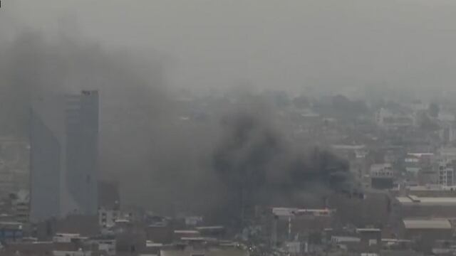 La Victoria: reportan incendio en edificio ubicado en el Jr. Ignacio Cossio | VIDEO 