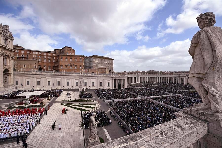 Miles de fieles asisten a la misa del Domingo de Ramos en la Plaza de San Pedro en el Vaticano. (Foto: EFE/ Riccardo Antimiani)