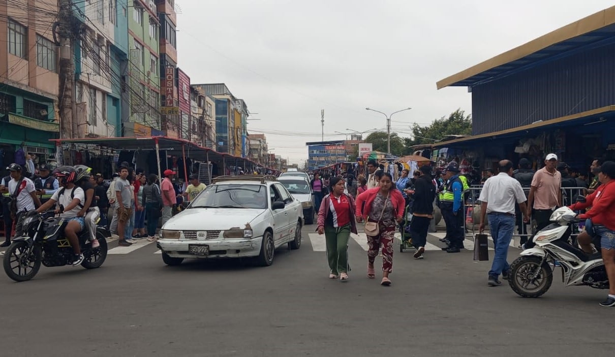 Serenos cerca a rejas para impedir ambulantes fuera de los toldos.