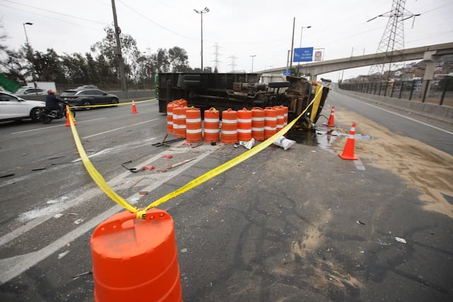 Camión se vuelca en la Vía de Evitamiento y provoca congestión vehicular en San Juan de Lurigancho