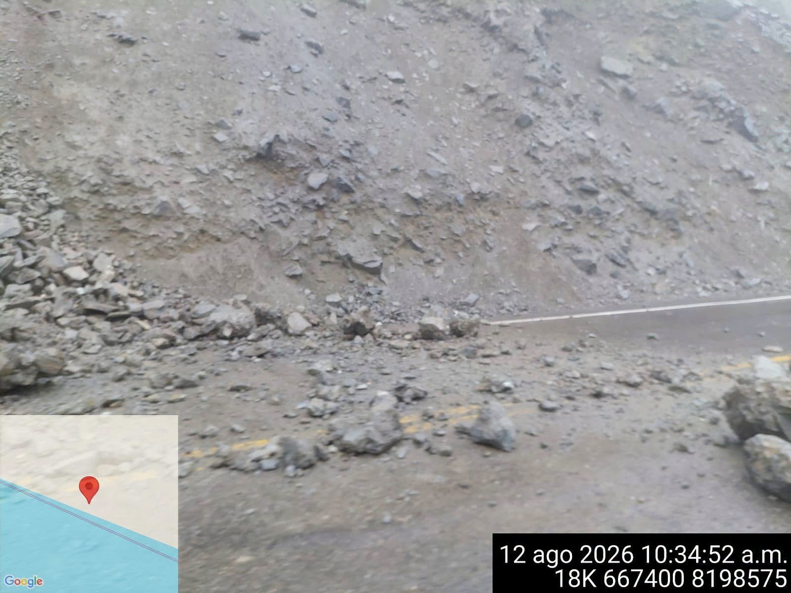 Derrumbe de piedras bloquea parcialmente la Panamericana Sur en Atico