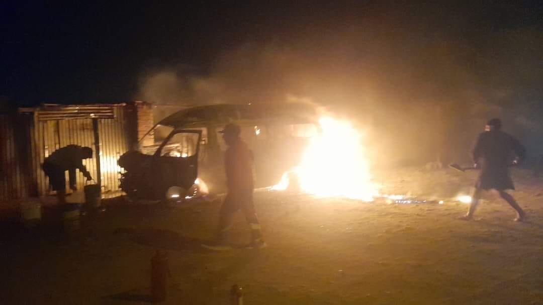 Policía investiga si se trata de presuntos extorsionadores los que incendiaron el vehículo.