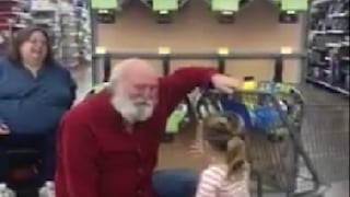 ​Facebook: Niña confunde a hombre con Papá Noel en supermercado