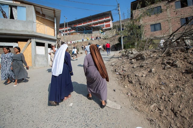 Electores suben empinadas pendientes para votar en colegio de Pamplona Alta (Fotos: Fernando Sangama / @photo.gec)