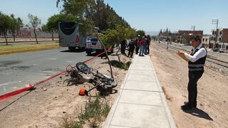 Arequipa: transportistas informales queman una moto de inspectores municipales en Cerro Colorado (VIDEO)