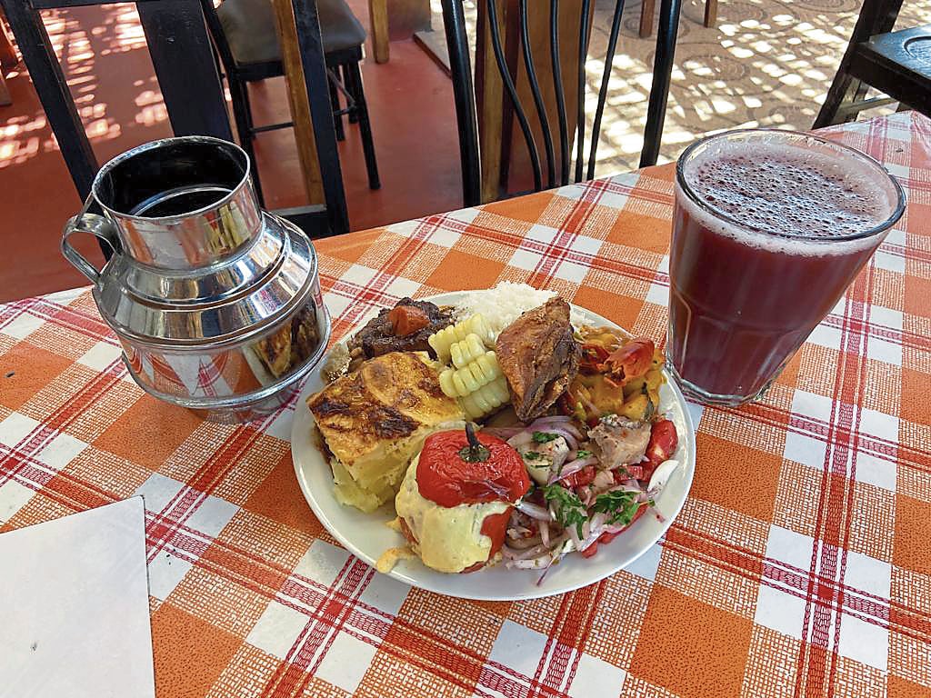 Siempre es acompañado con su chicha y anisado. (Foto: Paul Flores)