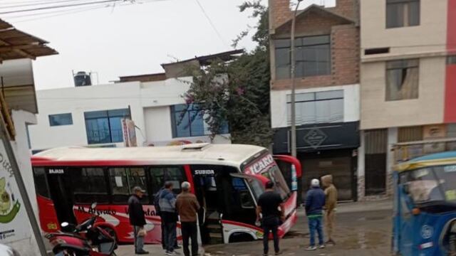Trujillo: Microbús se hunde en forado en el distrito de La Esperanza 