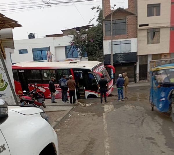 Una tubería rota ocasionó un aniego que debilitó la pista y provocó el accidente que afortunadamente no dejó personas heridas. Foto: Ozono Televisión.