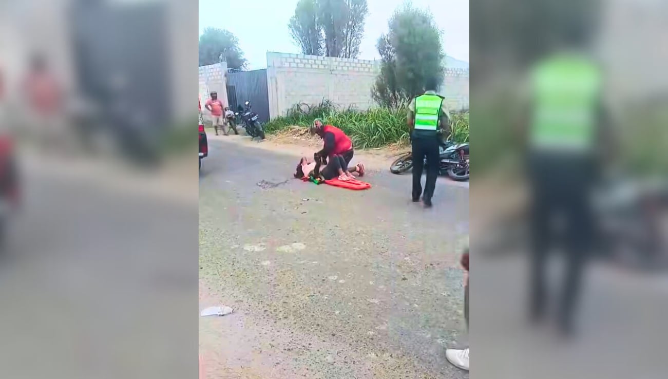 Motociclista herida tras despiste en el sector La Salada, en Camaná. Foto: Captura de pantalla.