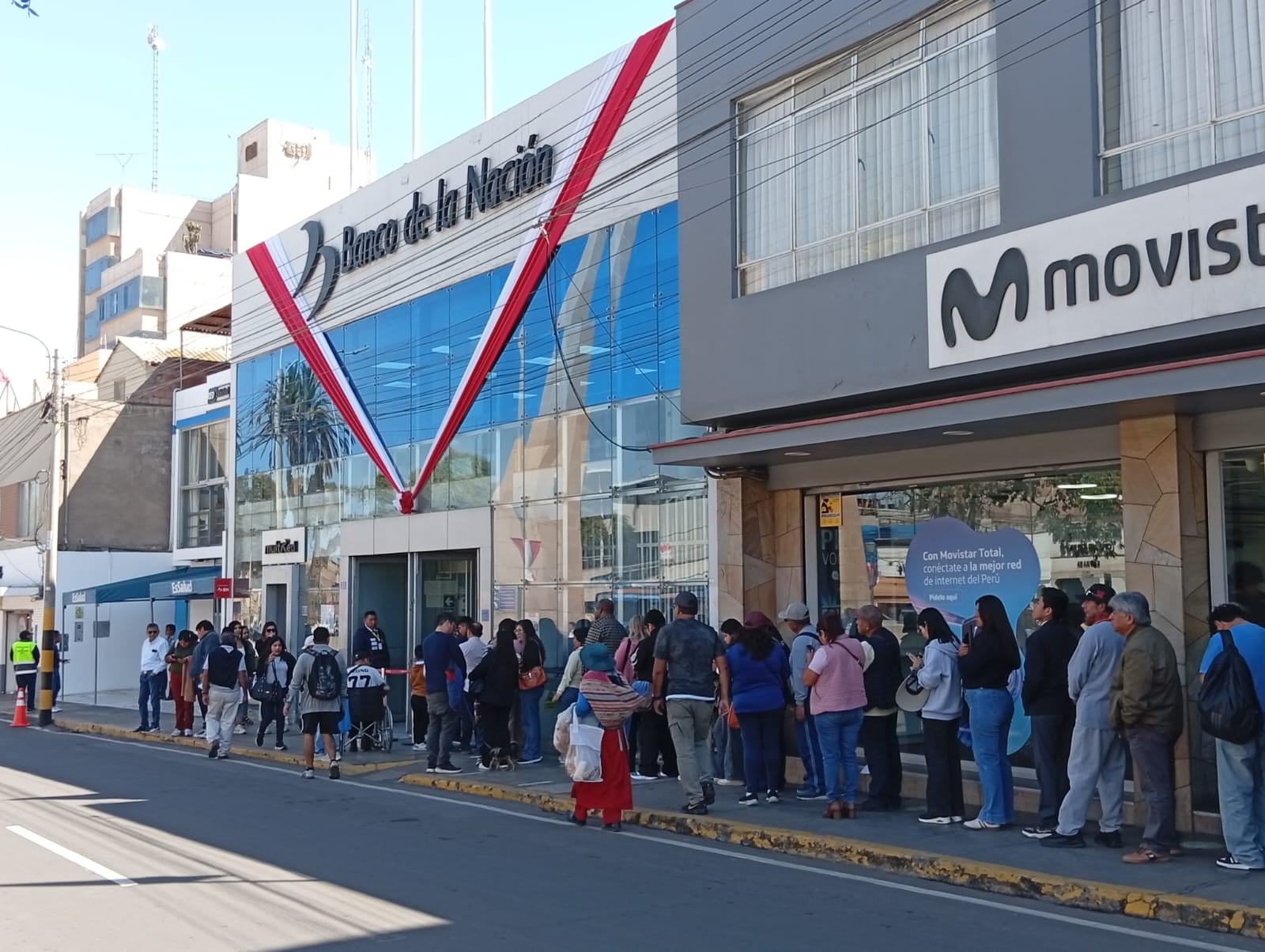 Esposos e hijos se encargan del cobro de los 350 soles bimestrales. (Foto: Adrian Apaza)