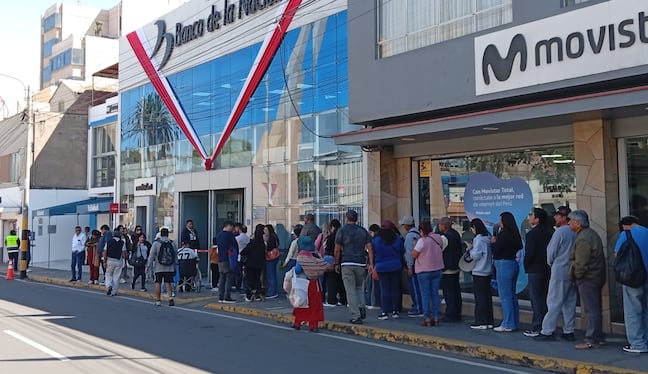 Esposos e hijos se encargan del cobro de los 350 soles bimestrales. (Foto: Adrian Apaza)