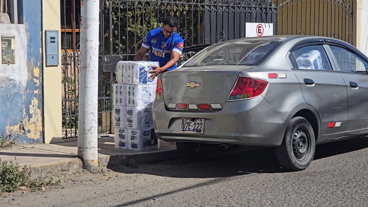 Ciudadanos venezolanos en Arequipa se reunen para enviar ayuda tras terremoto en Venezuela. (Foto: Yunsu Pariapaza/@photo.gec)