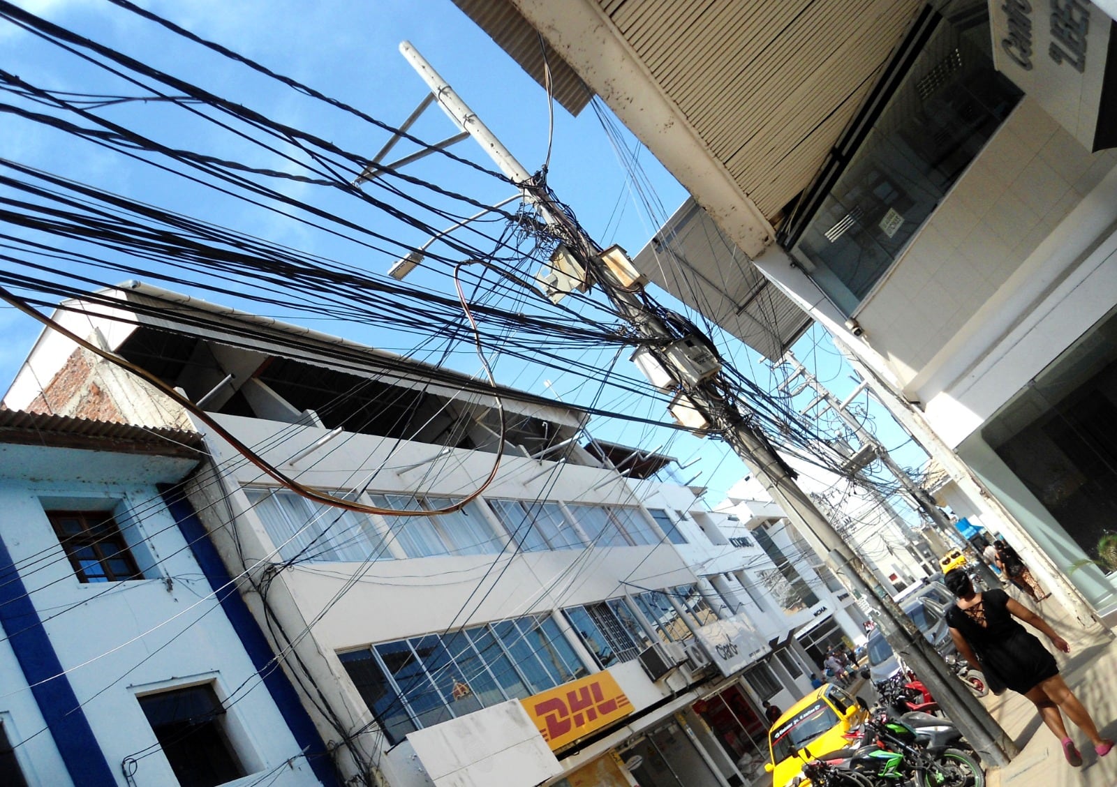 La solución al problema está en manos de la Municipalidad de Piura, pero el área de Fiscalización municipal no informa sobre la cifra de empresas que han sido multadas. El constitucionalista Luis Castillo señala que el deber de gestionar el retiro del cableado aéreo recae en las empresas concesionarias de telecomunicaciones y energía eléctrica.